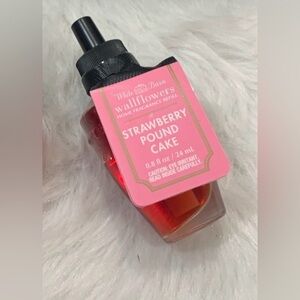 Bath & Body Works Strawberry Pound Cake Wallflower Fragrance Refill